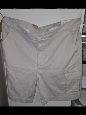 NWT St. John's Bay Men’s Comfort Stretch Cargo Shorts - 10" Inseam